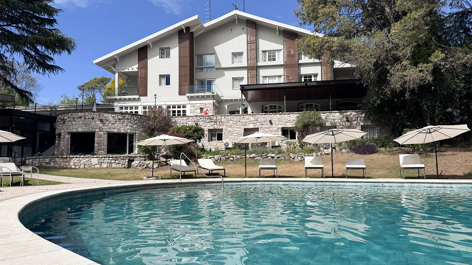 Piscina exterior y edificio principal de Diquecito